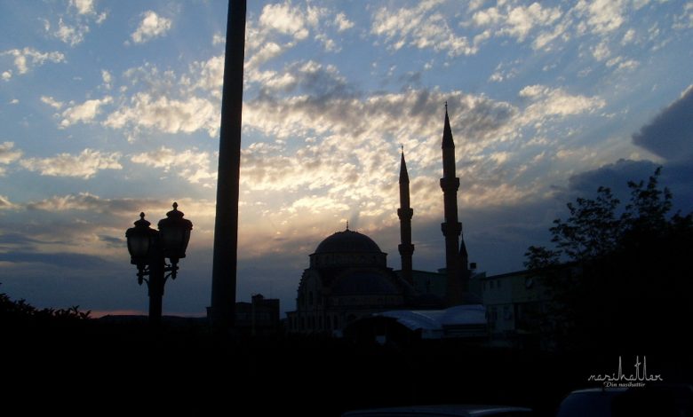 Mürşid elinde tövbe