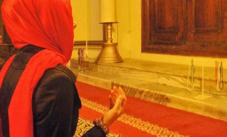 Kadın, kadınlara namaz kıldırabilir mi